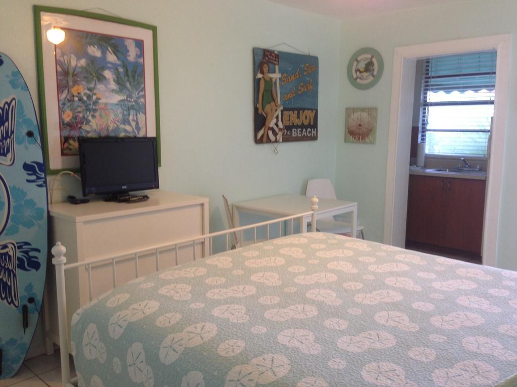 Angelfish Inn Hollywood Room photo