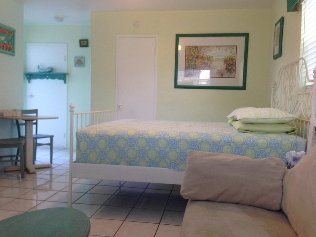 Angelfish Inn Hollywood Room photo