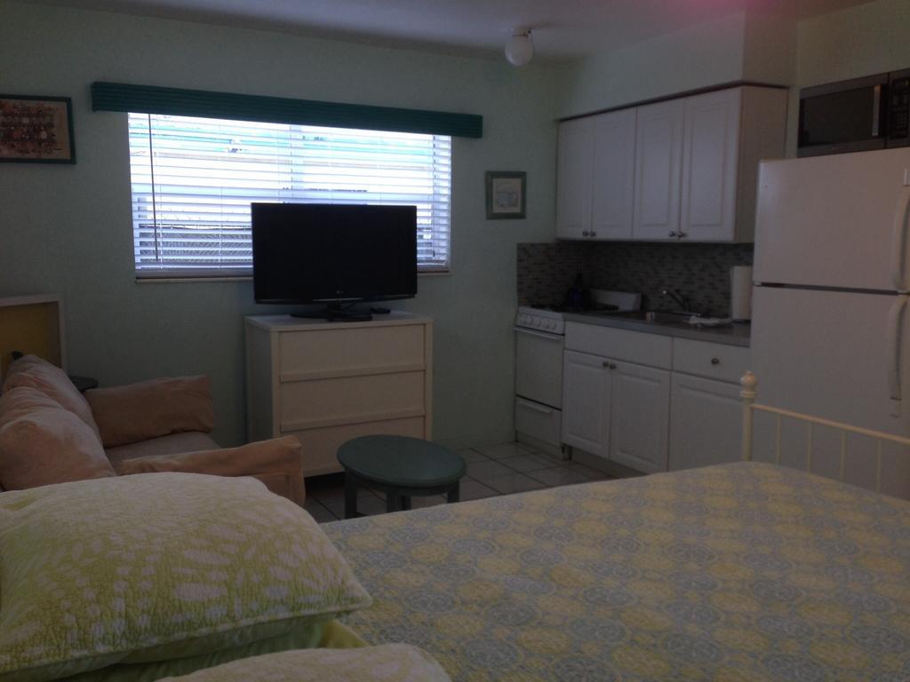 Angelfish Inn Hollywood Room photo