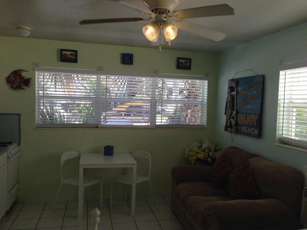 Angelfish Inn Hollywood Room photo