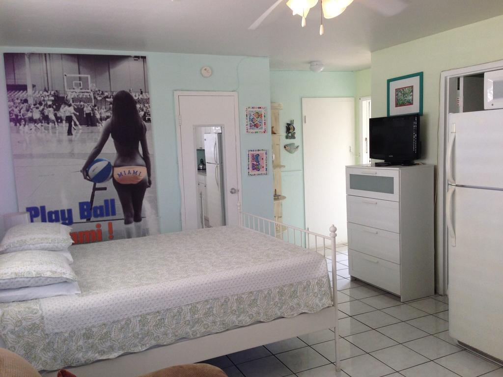 Angelfish Inn Hollywood Room photo