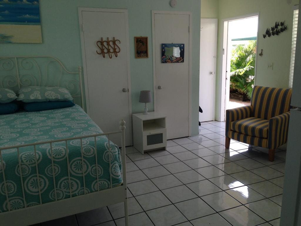 Angelfish Inn Hollywood Room photo