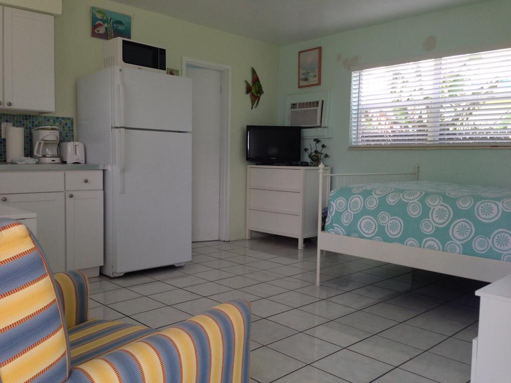 Angelfish Inn Hollywood Room photo