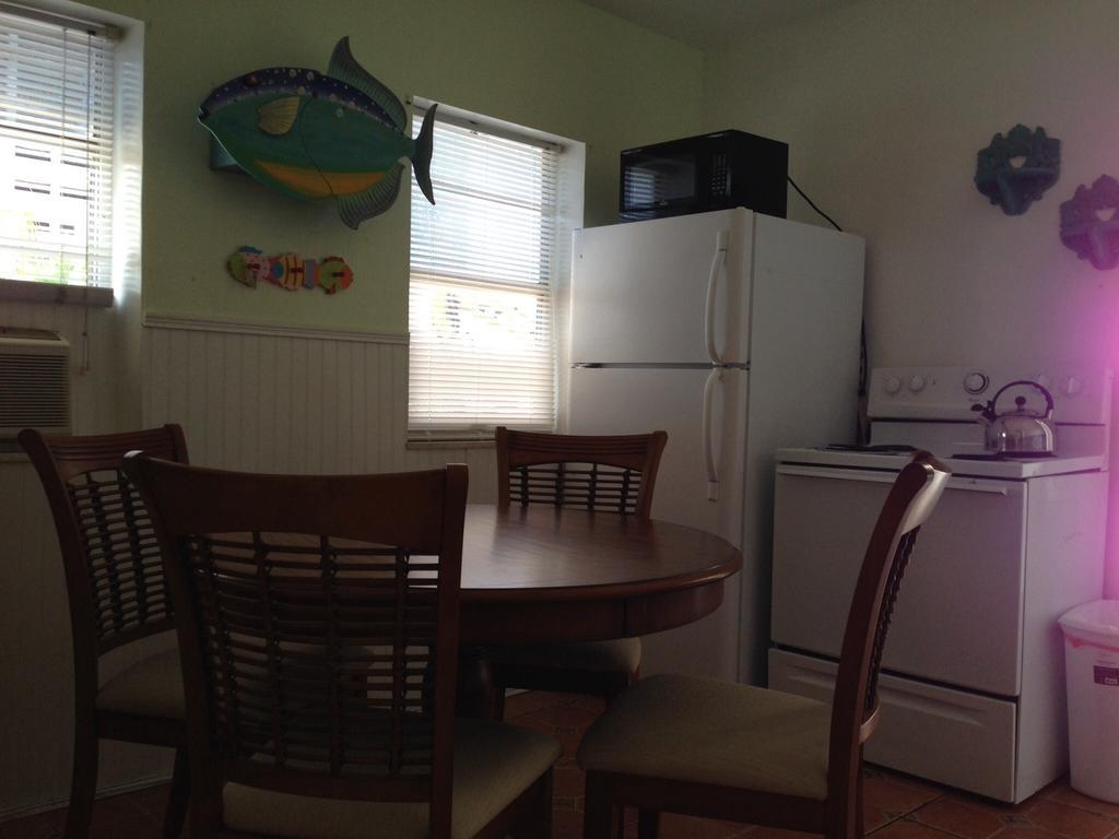 Angelfish Inn Hollywood Room photo
