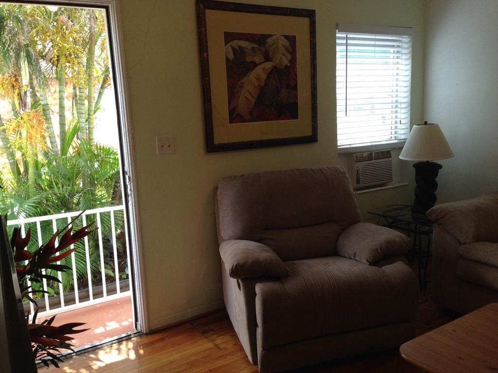 Angelfish Inn Hollywood Room photo