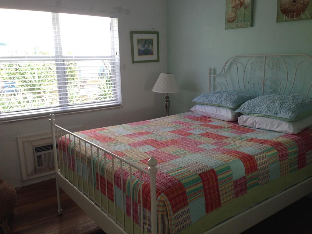 Angelfish Inn Hollywood Room photo